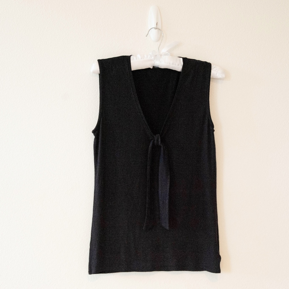 Tahari Black Knit V-Neck Sleeveless Shell Size M